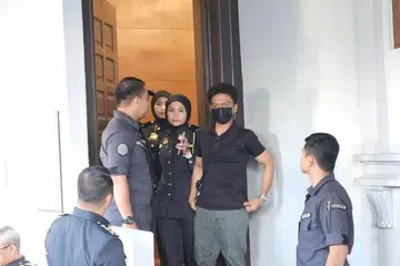 Warga Singapura, Mohamed Nuh Qurasaini Kayat (memakai pelitup muka hitam) merupakan warga Singapura pertama yang didakwa di mahkamah selepas undang-undang baru Malaysia mengenai kesalahan membuang sampah merata-rata berkuat kuasa pada 1 Januari.