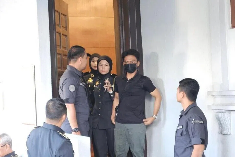 Warga Singapura, Mohamed Nuh Qurasaini Kayat (memakai pelitup muka hitam) merupakan warga Singapura pertama yang didakwa di mahkamah selepas undang-undang baru Malaysia mengenai kesalahan membuang sampah merata-rata berkuat kuasa pada 1 Januari.