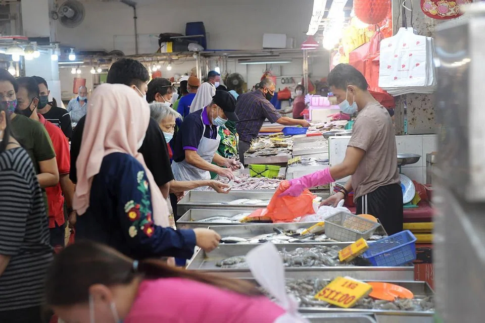 BERBEZA DENGAN TAHUN LEPAS: Para pengunjung dari jauh dan dekat mengambil peluang menikmati suasana Ramadan hujung minggu pertama di Pasar Geylang Serai sambil membeli barang keperluan dan kuih-muih untuk berbuka. - Foto BM oleh ALPHONSUS CHERN.