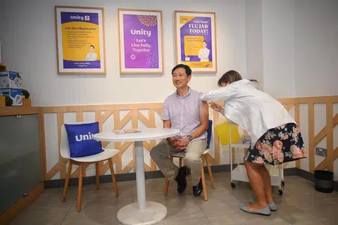 Menteri Kesihatan, Encik Ong Ye Kung, menerima suntikan vaksin di farmasi Unity dalam pasar raya FairPrice Xtra di Parkway Parade pada 28 Oktober.