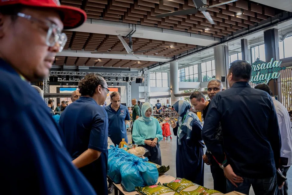Setiausaha Parlimen Kanan, Kementerian Kesihatan, Cik Rahayu Mahzam (tengah), bersama Jabatan Perkhidmatan Komuniti Pengurus kanan Pertapis, Cik Rashidah Rashid dan Majlis Pembangunan Masayarakat (CDC) South East dan Anggota Parlimen GRC Marine Parade, Encik Mohd Fahmi Aliman, dan Presiden Pertapis, Encik Mohamed Shaharin Mohamed Nordin, di bahagian sumbangan keperluan asas.