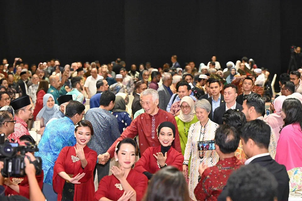 Kehadiran tetamu terhormat, Menteri Kanan Lee Hsien Loong (tengah, baju merah pulasan), bersama isteri, Cik Ho Ching (di kiri SM Lee), disambut meriah oleh para tetamu di majlis penghargaan jamuan makan malam untuk beliau di Singapore Expo pada 20 September.