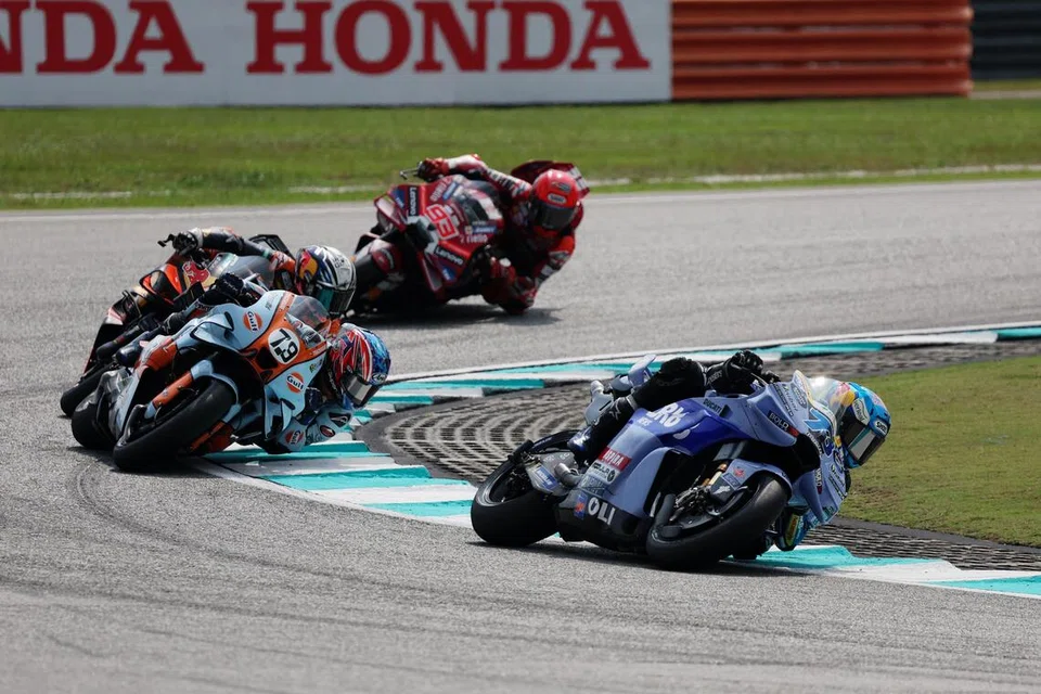 Alex Marquez merampas kedudukan petak pertama daripada abangnya, Marc Marquez, yang juga merupakan juara bertahan, menerusi pusingan terpantas terakhirnya di Litar Antarabangsa Sepang pada 31 Oktober.