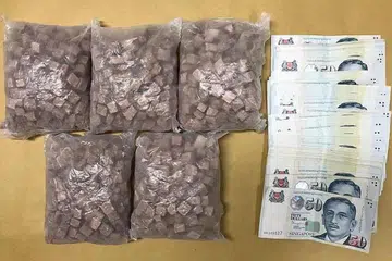 BARANGAN DIRAMPAS: Heroin dan wang tunai yang dirampas daripada seorang lelaki berusia 24 tahun di Yishun Avenue 4, dalam satu operasi oleh CNB pada 14 April. - Foto CNB