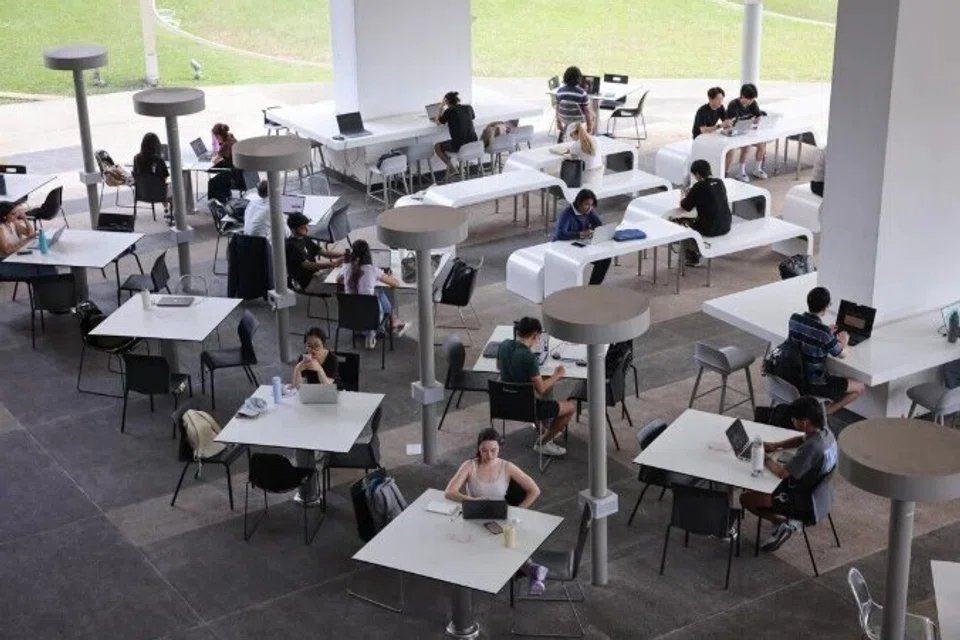 Sebagai sebahagian daripada strategi AI baharu yang diumumkan Universiti Nasional Singapura (NUS) pada 11 Ogos, ia antara lain  mewajibkan kursus AI dan menyediakan ChatGPT Edu secara percuma,