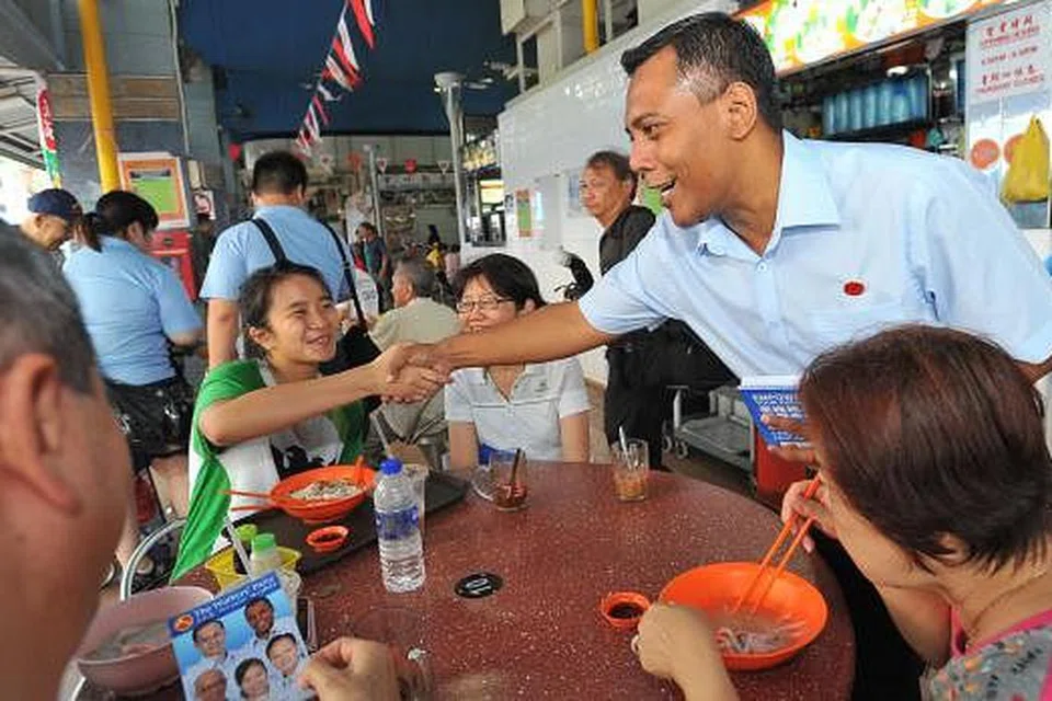 Encik Firuz Khan menemui penduduk Marine Parade. Gambar THE STRAITS TIMES