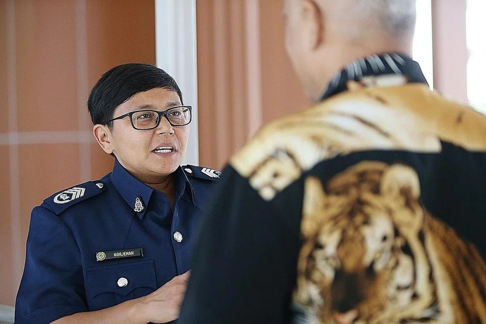 BERSEPADU SEMULA: Ketua Kanan Warder 1 (SCW1) Norjehan Mohammad Azhar, yang juga pegawai penyepaduan semula yang memantau Program Berasaskan Masyarakat (Skim Pelepasan Kerja) sedang berbual dengan Encik Ahmad (bukan nama sebenar) yang menjalani skim tersebut ketika berada di akhir tempoh hukumannya. - Foto WANBAO