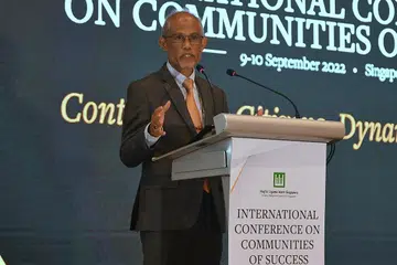 TANGANI CABARAN: Encik Masagos menekankan bahawa masyarakat minoriti Muslim di serata dunia berhadapan dengan perbezaan set pertimbangan, cabaran dan keperluan, berbanding negara bermajoriti Muslim, semasa berucap di majlis makan malam ICCOS di Pusat Konvensyen Raffles City, semalam. - Foto BH oleh CHONG JUN LIANG