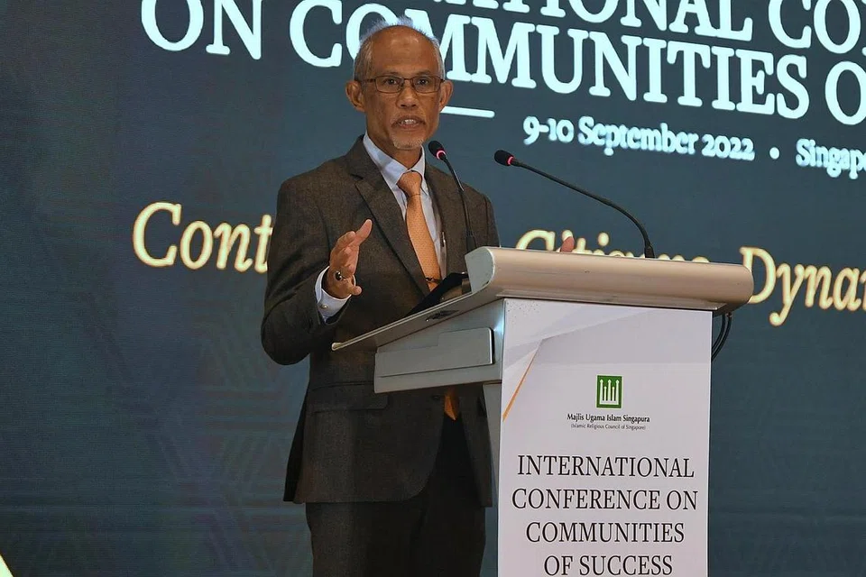 TANGANI CABARAN: Encik Masagos menekankan bahawa masyarakat minoriti Muslim di serata dunia berhadapan dengan perbezaan set pertimbangan, cabaran dan keperluan, berbanding negara bermajoriti Muslim, semasa berucap di majlis makan malam ICCOS di Pusat Konvensyen Raffles City, semalam. - Foto BH oleh CHONG JUN LIANG