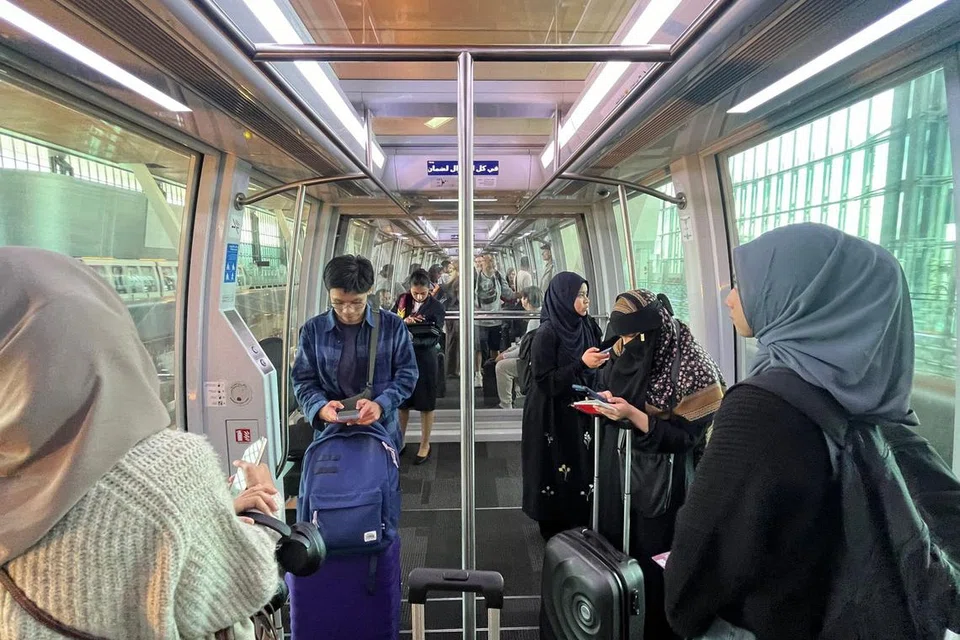 Enam pelajar lelaki dan perempuan berjaya menempah penerbangan baru untuk pulang selepas menunggu hingga 13 jam di Lapangan Terbang Antarabangsa Doha di Qatar. 