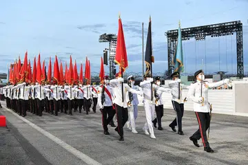 KONTINJEN PEMBAWA PANJI-PANJI ANGKATAN BERSENJATA SINGAPURA: Kontinjen Pembawa Panji-panji Angkatan Bersenjata Singapura (SAF) membawa 37 Warna Regimental dan Tentera Darat, Angkatan Laut Republik Singapura (RSN), Angkatan Udara Republik Singapura (RSAF), Pasukan Polis Singapura (SPF) dan Pasukan Pertahanan Awam Singapura (SCDF) menyediakan satu kontinjen sokongan yang dibentuk oleh 48 anggota tentera serta seorang komandan kontinjen.- Foto BM oleh CHONG JUN LIANG