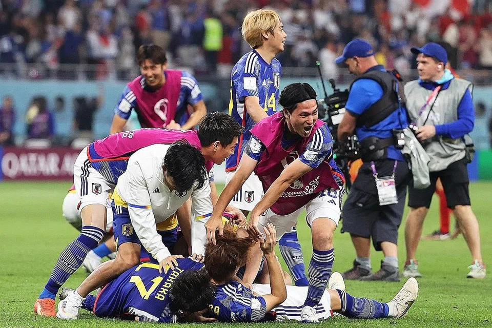 DUA KEMENANGAN HEBAT: Jepun menewaskan dua gergasi Eropah, Jerman dan Sepanyol, untuk layak ke pusingan 16 pasukan terakhir Piala Dunia Qatar ini. - Foto EPA-EFE