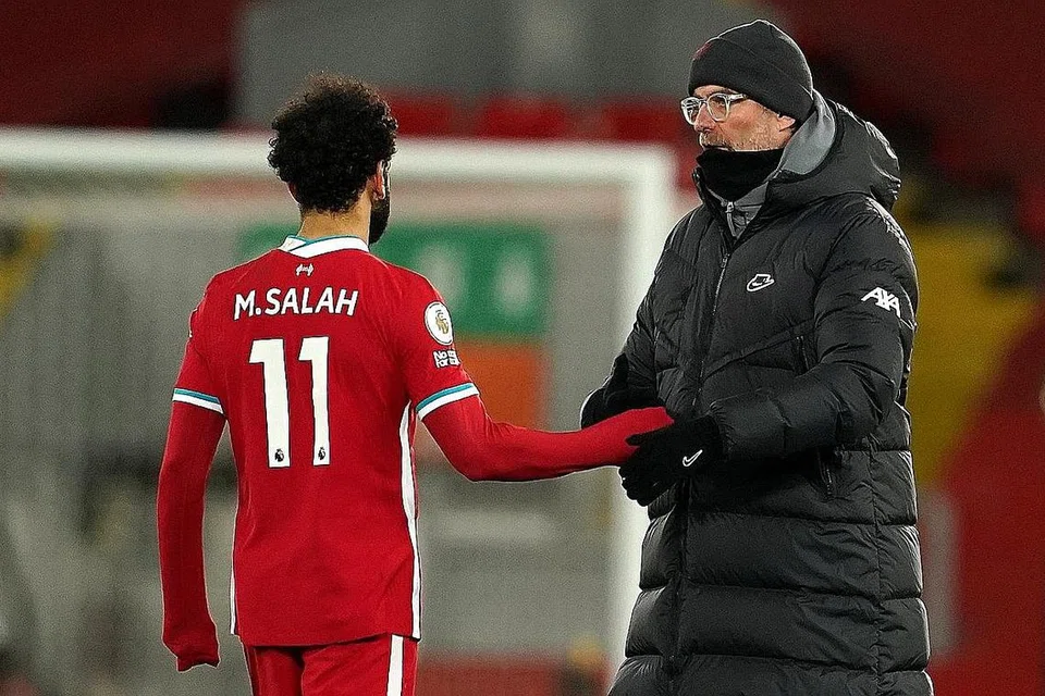 JELAS KECEWA: Bos Liverpool, Jurgen Klopp bersama penyerang Liverpool, Mohamed Salah. Klopp mempertahankan penjaga gol, Alisson Becker selepas 'kesilapan besar' memberikan kemenangan buat Manchester City di Anfield - mendakwa pemain Brazil itu mungkin mengalami 'rasa gementar'. - Foto EPA-EFE