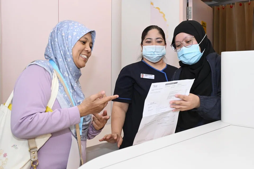 Cik Norhayati Mohamed Yunos (kiri) menjalani ujian mammogram sewaktu  acara Sihat Bersama JKJU pada 11 April di Hospital Woodlands.
