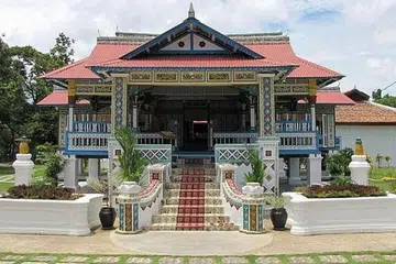 RUMAH DEMANG: Binaan rumah tradisional Melayu, jelas Profesor Zakaria Ali, mencerminkan tujuh prinsip iaitu tempat perlindungan, jaminan hidup, membina keluarga atau zuriat, pancaran maruah penghuninya, pewarisan harta, jaminan sosial dan tempat terakhir sebelum meninggal. - Foto-foto GALERI DEMANG ABDUL GHANI MELAKA