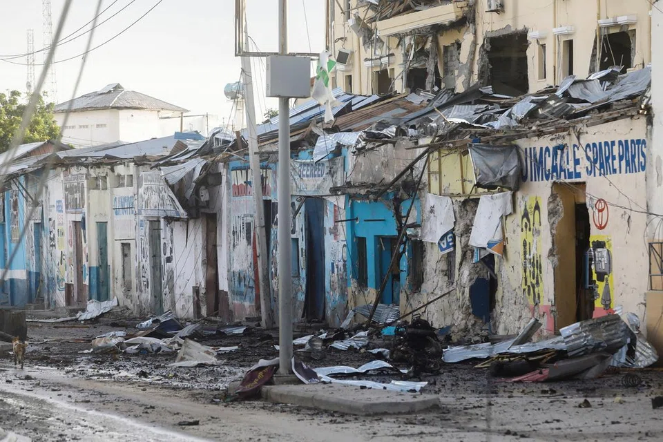 TAPAK LETUPAN: Begini keadaan sebahagian daripada Hotel Hayat di Mogadishu, Somalia, yang telah the menjadi sasaran serangan kumpulan militan. - Foto REUTERS 