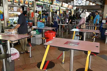 BANTUAN TAMBAHAN: Di bawah Belanjawan Kecekalan, penyewa gerai di pusat penjaja makanan dan pasar yang dimiliki pemerintah kini layak menikmati lagi dua bulan kelepasan sewa gerai menjadikan kesemuanya lima bulan. - Foto AFP