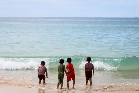 Kanak-kanak seronok bermain ombak di Pantai Lhoknga, Aceh, pada 7 Disember 2024. Keharmonian mereka bersama laut menjadi kontras yang mendalam dengan pengalaman penuh trauma yang dialami masyarakat itu semasa dipukul tsunami 2004. Generasi masa kini menikmati laut sebagai tempat untuk bergembira, jauh daripada bayangan tragedi yang pernah melanda sekitar dua dekad lalu.