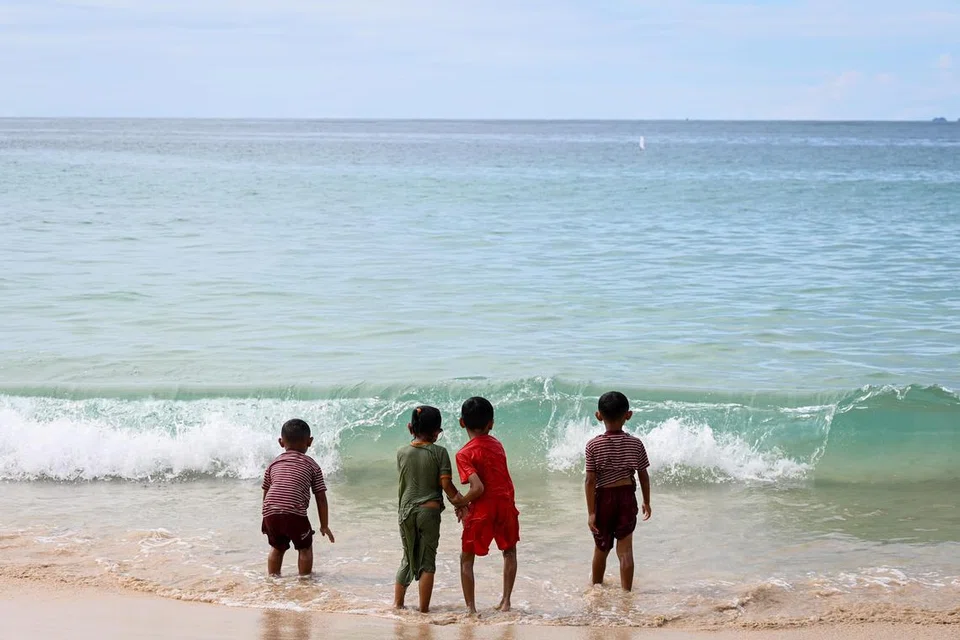 Kanak-kanak seronok bermain ombak di Pantai Lhoknga, Aceh, pada 7 Disember 2024. Keharmonian mereka bersama laut menjadi kontras yang mendalam dengan pengalaman penuh trauma yang dialami masyarakat itu semasa dipukul tsunami 2004. Generasi masa kini menikmati laut sebagai tempat untuk bergembira, jauh daripada bayangan tragedi yang pernah melanda sekitar dua dekad lalu.