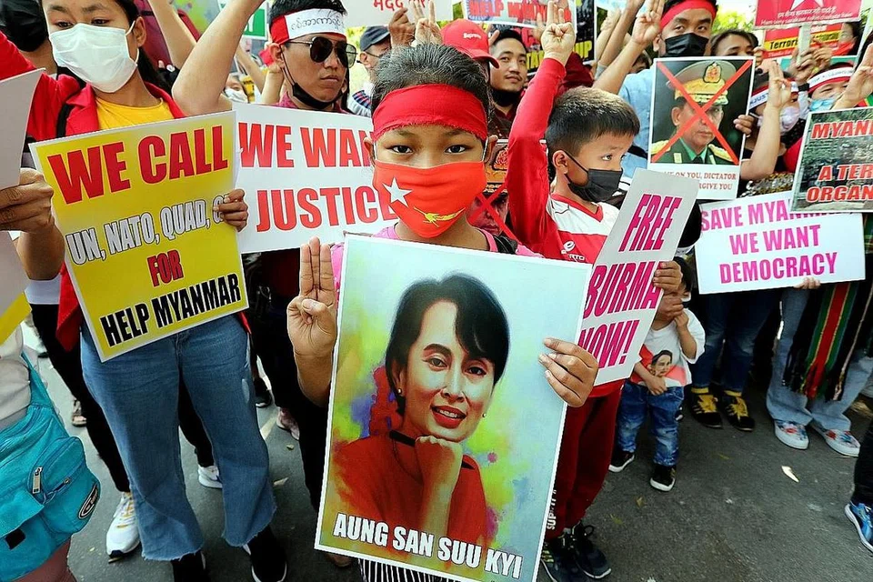 RINTIHAN GENERASI MUDA: Golongan kanak-kanak dan remaja mengibarkan sepanduk dan menyuarakan rintihan meminta bantuan antarabangsa bagi mengakhiri rampasan kuasa tentera. - Foto EPA-EFE