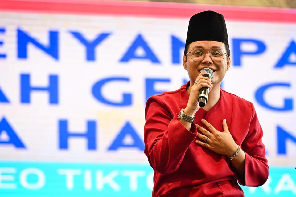 Majlis turut dimeriahkan dengan persembahan oleh penyanyi tempatan, Hyrul Anuar.