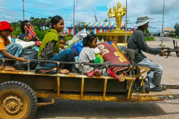 Penduduk yang melarikan diri dari kawasan sempadan Kemboja-Thailand kembali ke kediaman mereka di wilayah Oddar Meanchey pada 29 Julai 2025. Tentera Thailand pada hari yang sama menuduh Kemboja melanggar perjanjian gencatan senjata yang baru sahaja dimeterai, dengan menyatakan pertempuran masih berterusan walaupun kedua-dua pihak bersetuju menamatkan konflik berdarah di kawasan sempadan hutan mereka.