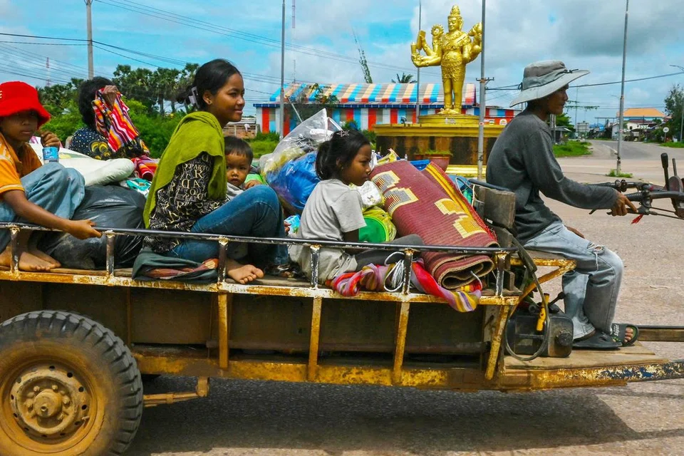 Penduduk yang melarikan diri dari kawasan sempadan Kemboja-Thailand kembali ke kediaman mereka di wilayah Oddar Meanchey pada 29 Julai 2025. Tentera Thailand pada hari yang sama menuduh Kemboja melanggar perjanjian gencatan senjata yang baru sahaja dimeterai, dengan menyatakan pertempuran masih berterusan walaupun kedua-dua pihak bersetuju menamatkan konflik berdarah di kawasan sempadan hutan mereka.