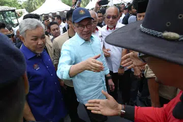 IKRAR: Perdana Menteri Datuk Seri Anwar Ibrahim (dua dari kiri) berkata kerajaan akan capai sasaran RM3 bilion untuk projek meningkatkan hasil padi Kedah.