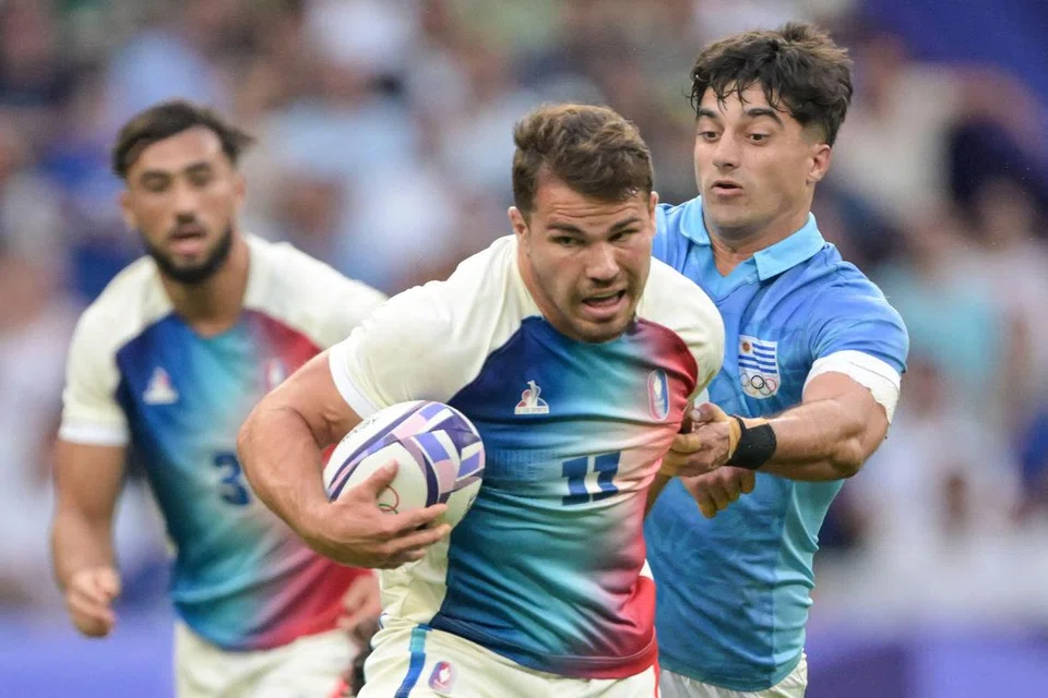 Pemain ragbi Perancis, Antoine Dupont (memegang bola) memberi pembukaan sempurna bagi penyokong tuan rumah itu dengan kemenangan 19-12 ke atas Uruguay. 