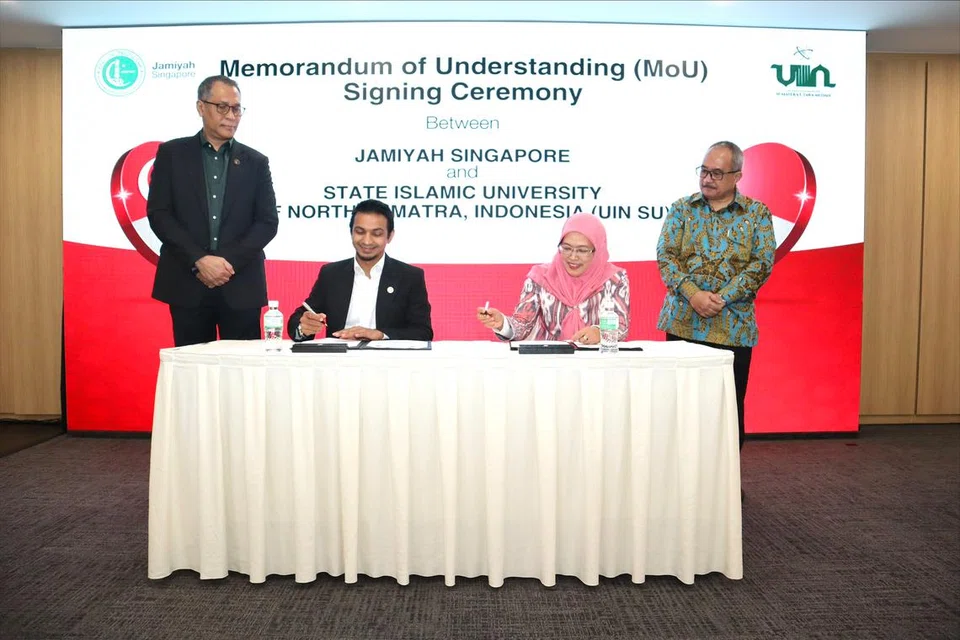 LANJUTKAN KERJASAMA: MOU ditandatangani oleh Ketua Pegawai Strategi Jamiyah Singapura, Encik Hafidz Abdul Malik (dua dari kiri); dan Rektor UIN SU, Profesor Dr Nurhayati (dua dari kanan); disaksikan Ketua Pegawai Operasi Jamiyah Singapura, Encik Jaffar Mydin (kiri); dan Duta Besar Indonesia ke Singapura, Encik Suryo Pratomo.