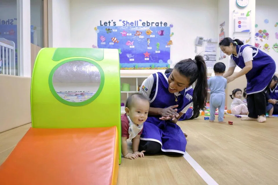 Pendidik bayi, Cik Christine St Knight, melibatkan bayi dalam masa bermain di PCF Sparkletots @ 337 Canberra pada 4 September 2024.