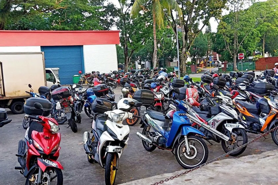 PERLU KAWASAN LETAK MOTOSIKAL LEBIH BESAR: Masih terdapat motosikal, kebanyakan plat Malaysia, diletakkan secara sembarangan di belakang pasar Marsiling Lane. - Foto BH oleh SAINI SALLEH 