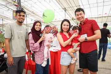 Keluarga Singapura di acara kemasyarakatan.