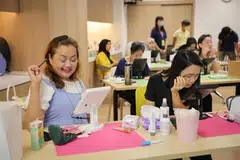 Cik Suzilawati Mohamad Rais (kiri) dan Cik Zhang Miaoyi antara peserta bengkel solekan yang dikendalikan Cik Violet Chan bersama Stesen Sokongan Strok (S3) pada 31 Januari.