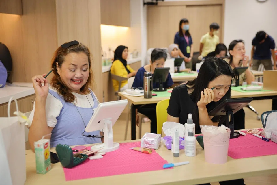 Cik Suzilawati Mohamad Rais (kiri) dan Cik Zhang Miaoyi antara peserta bengkel solekan yang dikendalikan Cik Violet Chan bersama Stesen Sokongan Strok (S3) pada 31 Januari.