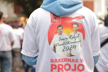 DAPAT SOKONGAN: Kemeja-T kumpulan sukarelawan yang menyokong Encik Joko Widodo atau dikenali sebagai ‘ProJo’ mencetak gambar Menteri Pertahanan Indonesia, Encik Prabowo Subianto, mendapat dukungan dari Encik Jokowi sebagai calon Presiden 2024.