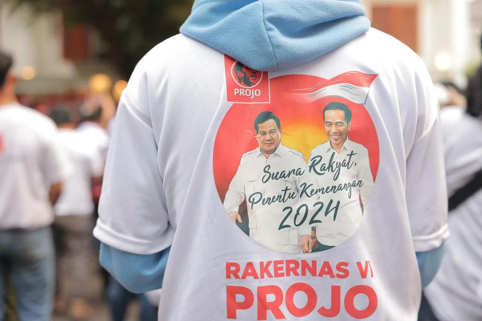 DAPAT SOKONGAN: Kemeja-T kumpulan sukarelawan yang menyokong Encik Joko Widodo atau dikenali sebagai ‘ProJo’ mencetak gambar Menteri Pertahanan Indonesia, Encik Prabowo Subianto, mendapat dukungan dari Encik Jokowi sebagai calon Presiden 2024.