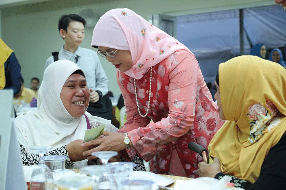 SIKAP MEMBANGGAKAN: Masyarakat Islam Singapura terus menyumbang bakti dan derma bagi membantu golongan memerlukan. Gambar ini dipetik semasa Ramadan tahun lalu. 