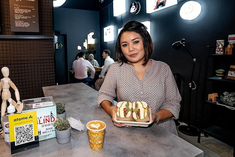 LAIN DARIPADA LAIN: Cik Diyana memilih roti bagel sebagai menu utamanya memandangkan masih sukar untuk mendapatkan bagel halal di sini. - Foto BM oleh NUR DIYANA TAHA