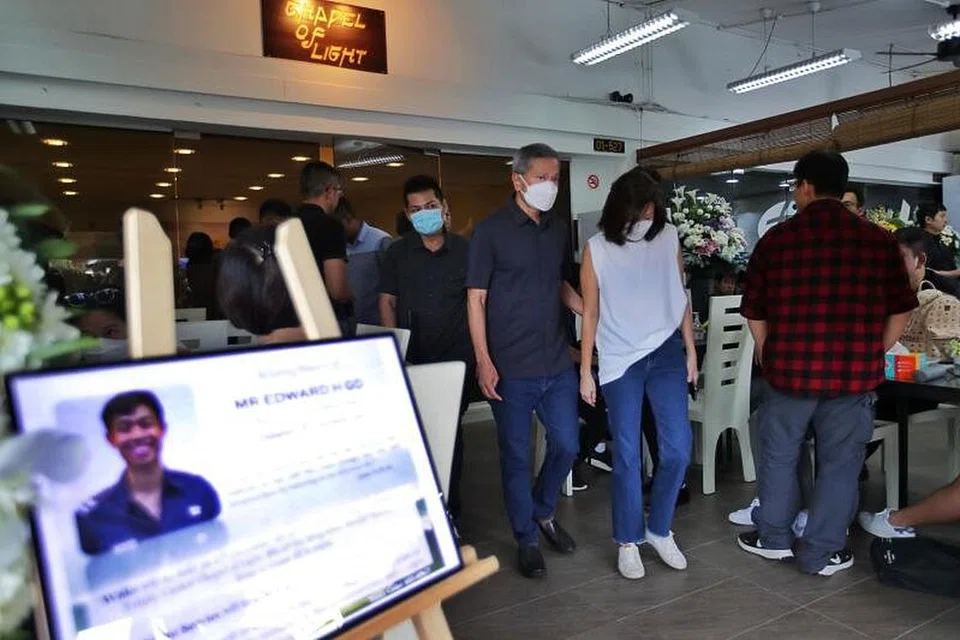 MENTERI TURUT BERI PENGHORMATAN: Menteri Ehwal Luar, Dr Vivian Balakrishnan (berbaju kelabu gelap, tiga dari kanan), turut memberi penghormatan terakhir kepada Koperal Edward dalam satu upacara persemadian untuk mendiang di Sin Ming Drive. 