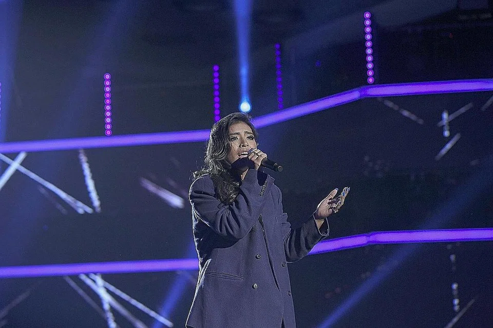 IDENTITI SENDIRI: Yazmin Aziz bukan sahaja miliki suara dan gaya bersahaja malah kreativiti mengubah lagu rap Sakit menjadi lebih segar didengar. 