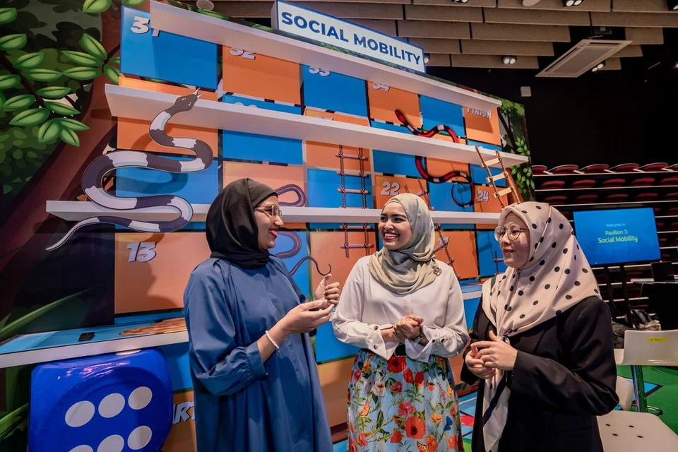 WANITA MUDA MELAYU: Cik Nabillah Jalal, Cik Attiya Ashraf Ali dan Cik Far’ain Jaafar, kerap meluangkan masa bagi kegiatan kemasyarakatan anjuran Yayasan Mendaki bagi menyokong dan memperkasa belia.