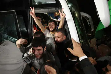 MENGHIRUP ANGIN KEBEBASAN: Tahanan Palestin kelihatan gembira selepas dibebaskan daripada penjara tentera Israel. Mereka disambut oleh orang ramai yang berhimpun di Beitonia, dekat Ramallah, Tebing Barat, pada Selasa.
