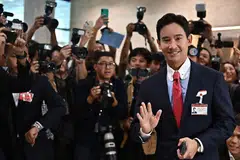 CALON PERDANA MENTERI: Encik Pita Limjaroenrat, pemimpin Parti Move Forward (MFP) tiba di Parlimen bagi menjalani pengundian pemilihan perdana menteri baru Thailand. 