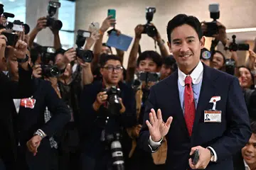 CALON PERDANA MENTERI: Encik Pita Limjaroenrat, pemimpin Parti Move Forward (MFP) tiba di Parlimen bagi menjalani pengundian pemilihan perdana menteri baru Thailand. 