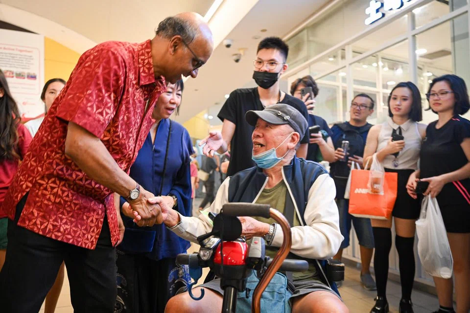 KUNJUNGAN MESRA: Encik Tharman menemui orang ramai di kawasan Toa Payoh pada Rabu. 