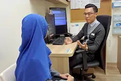 TANGANI TEKANAN DEK RAYA: Encik Mah (kanan) menasihatkan orang ramai yang rasa terlalu tertekan dek persiapan Raya agar mendapatkan bantuan profesional awal kerana jika tidak ia boleh berlarutan dan menyebabkan pelbagai isu lain. - Foto ERVINA MOHD JAMIL
