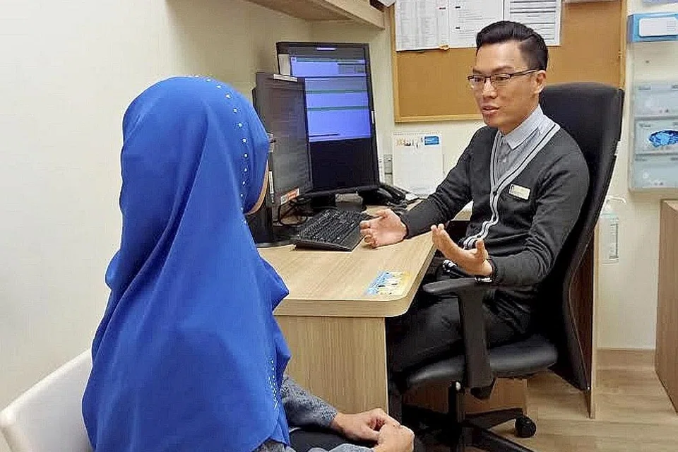 TANGANI TEKANAN DEK RAYA: Encik Mah (kanan) menasihatkan orang ramai yang rasa terlalu tertekan dek persiapan Raya agar mendapatkan bantuan profesional awal kerana jika tidak ia boleh berlarutan dan menyebabkan pelbagai isu lain. - Foto ERVINA MOHD JAMIL