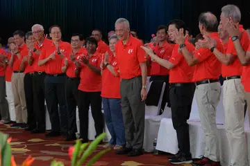 PM Lee menjelaskan di pos Facebook pada 7 Mei bahawa beliau berundur daripada jawatan Perdana Menteri, bukan bersara. 