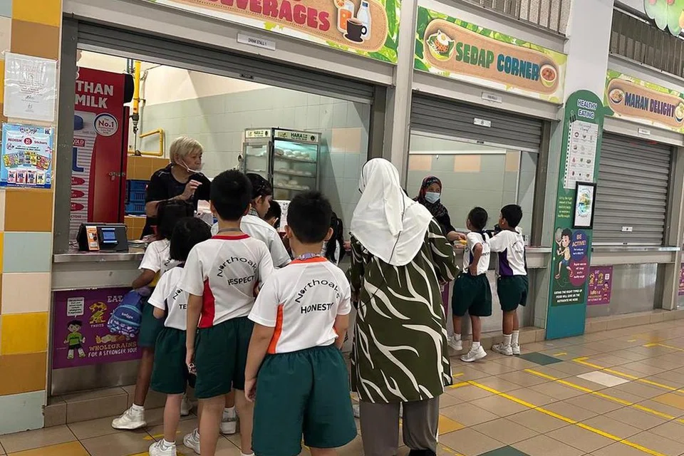 Sekolah Rendah Northoaks menghadapi masalah kadar pertukaran pegerai kantin yang meruncing dalam beberapa tahun kebelakangan ini.